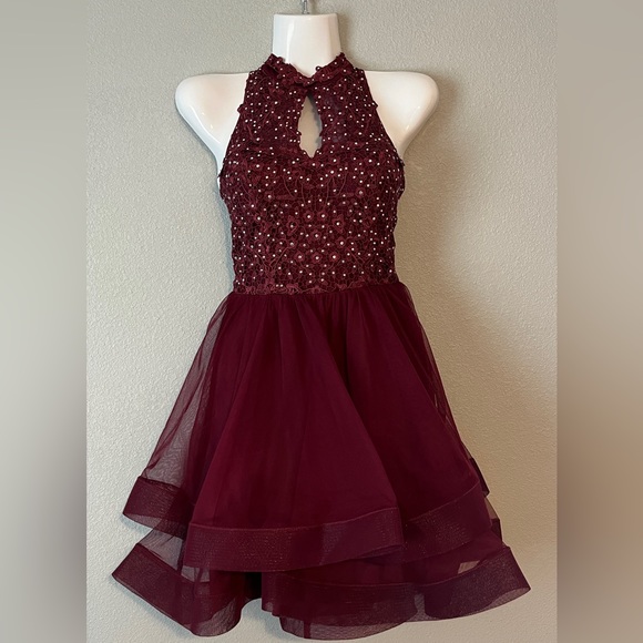 Short Maroon City Triangles Dress Size 3 - Picture 1 of 4